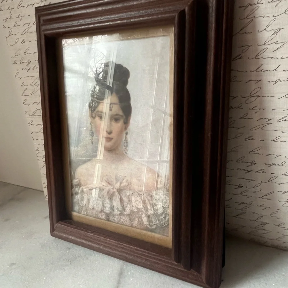 Vintage wooden picture frame 7”x9”